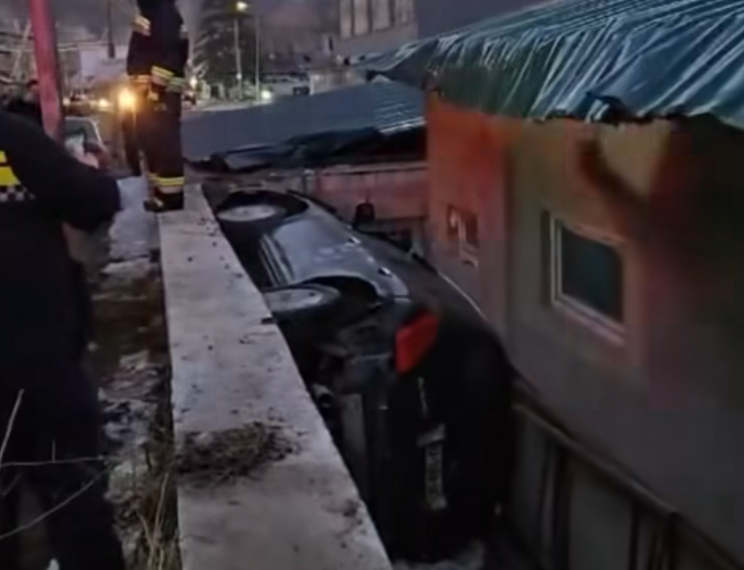 ბორჯომში მანქანა გზიდან გადავარდა