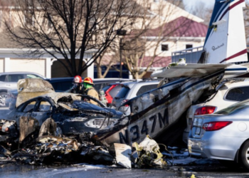 თვითმფრინავი ავტოსადგომზე ავარიულად დაეშვა და აალდა – არიან დაშავებულები