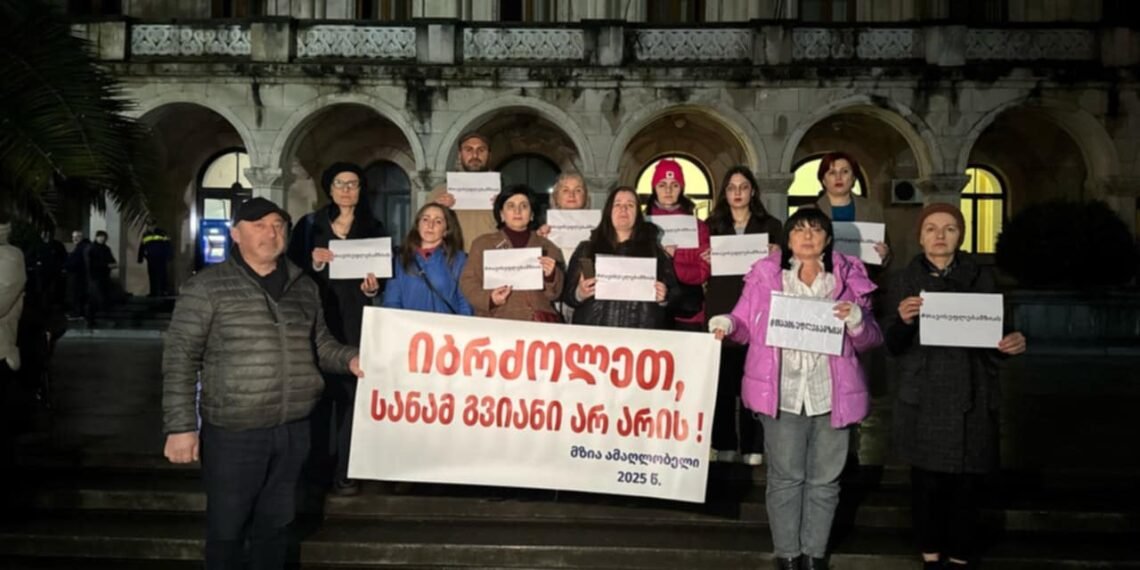 “იბრძოლეთ, სანამ გვიანი არ არის” – ჟურნალისტებმა ქუთაისში აქცია გამართეს