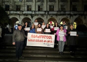 “იბრძოლეთ, სანამ გვიანი არ არის” – ჟურნალისტებმა ქუთაისში აქცია გამართეს