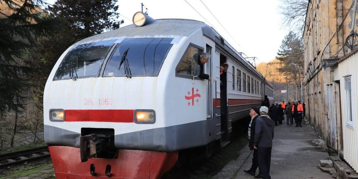 ქუთაისი-საჩხერის მატარებელმა მუშაობა განაახლა