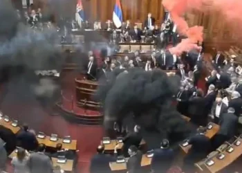 სერბეთის პარლამენტში ოპოზიციონერმა დეპუტატებმა კვამლის კაფსულები ისროლეს – Reuters