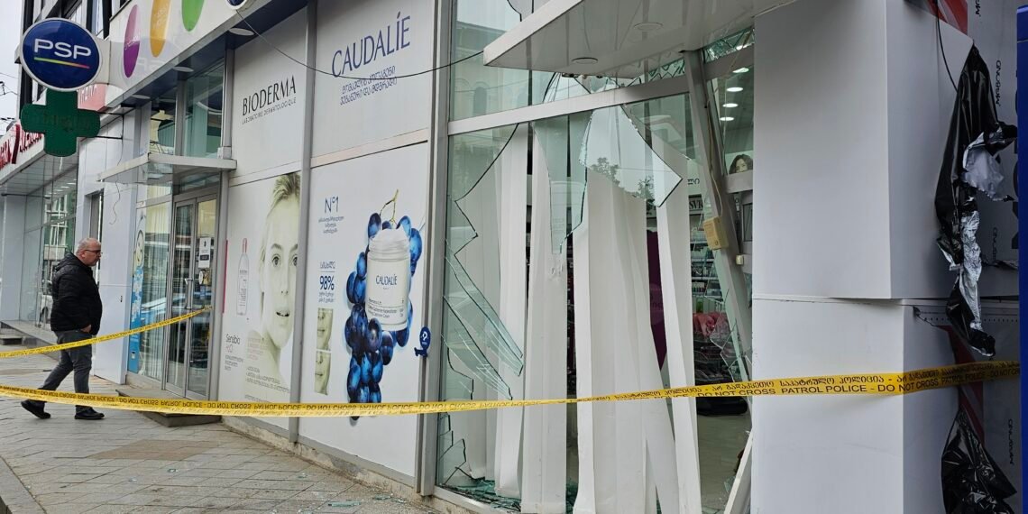 ქუთაისში აფთიაქში ავტომობილი შევარდა