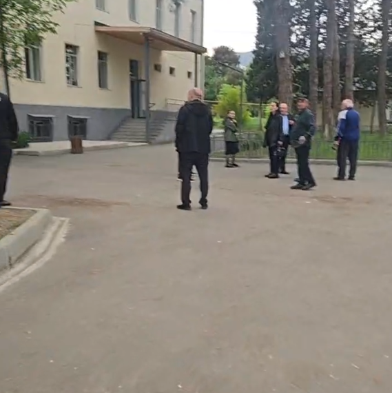 რუსთავის ერთ-ერთ სკოლაში მიიღეს შეტყობინება, რომ სკოლაში ბომბია- მიმდინარეობს ევაკუაცია