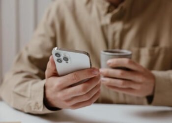 Apple-ი iPhone-ის მომხმარებლებს აფრთხილებს