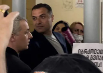 ბათუმის საქალაქო სასამართლოში, გრიგოლ ბესელიასა და ირაკლი დგებუაძის მისვლას ხმაური მოჰყვა