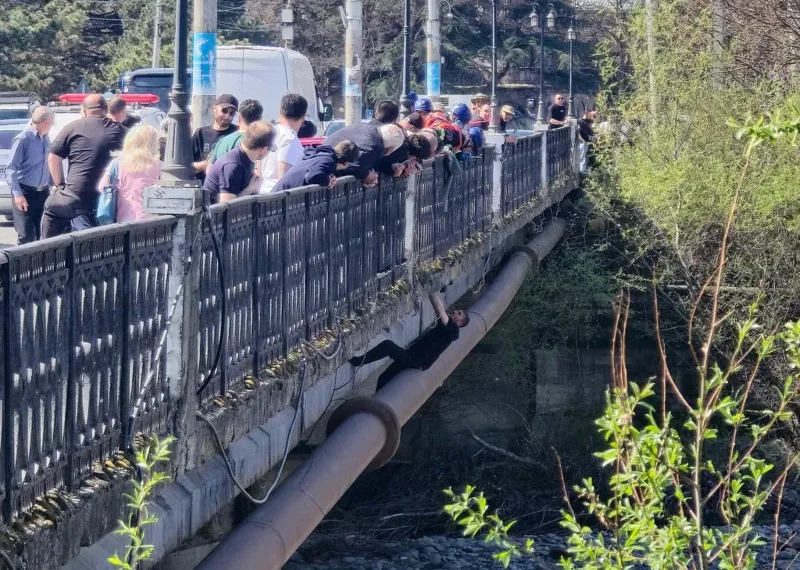 გორში, მამაკაცი ლიახვის ხიდის ჯებირზე გადავიდა და ბურჯის საყრდენზე იყო დაკიდებული