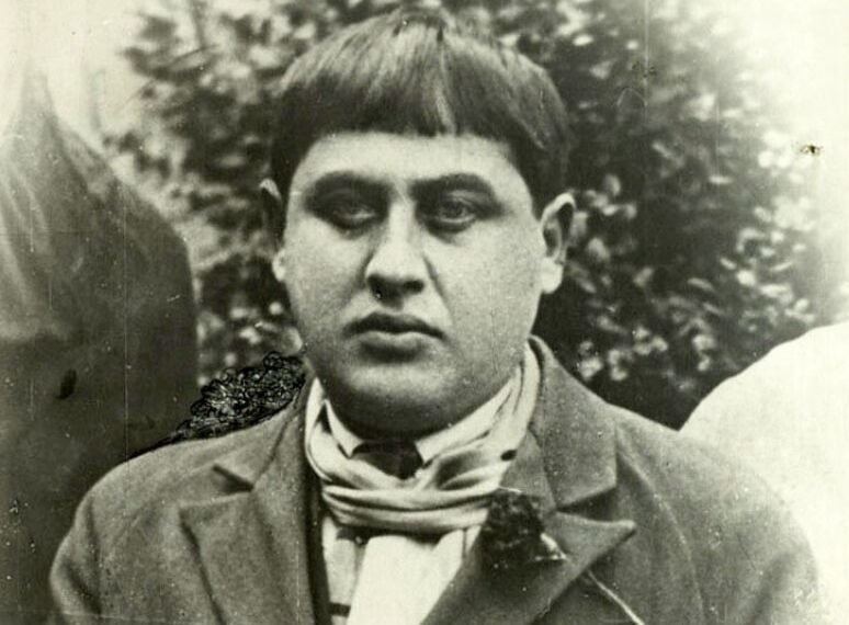 2 აპრილს ტიციან ტაბიძის დაბადების დღეა