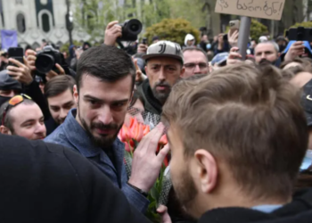 9 აპრილის მემორიალთან საჯარო მოხელეების გამოჩენას ხმაური მოჰყვა