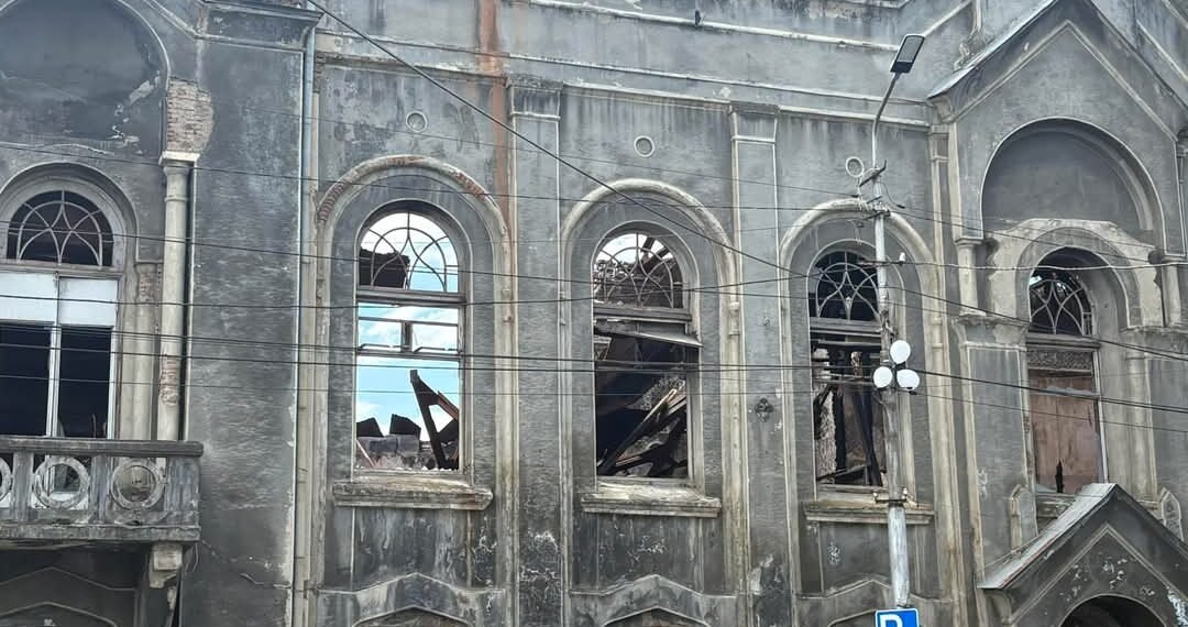 ჩამოიშალა მთელი სახურავი! კურიერს თავზე დაეცა აგურის ნატეხი – რა ვითარებაა ფოსტის ყოფილ შენობასთან