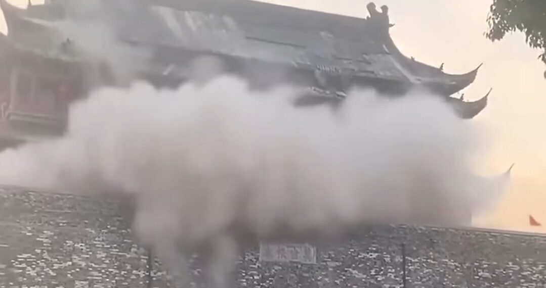 ფენიანგის დოლების კოშკის სახურავი ჩამოინგრა