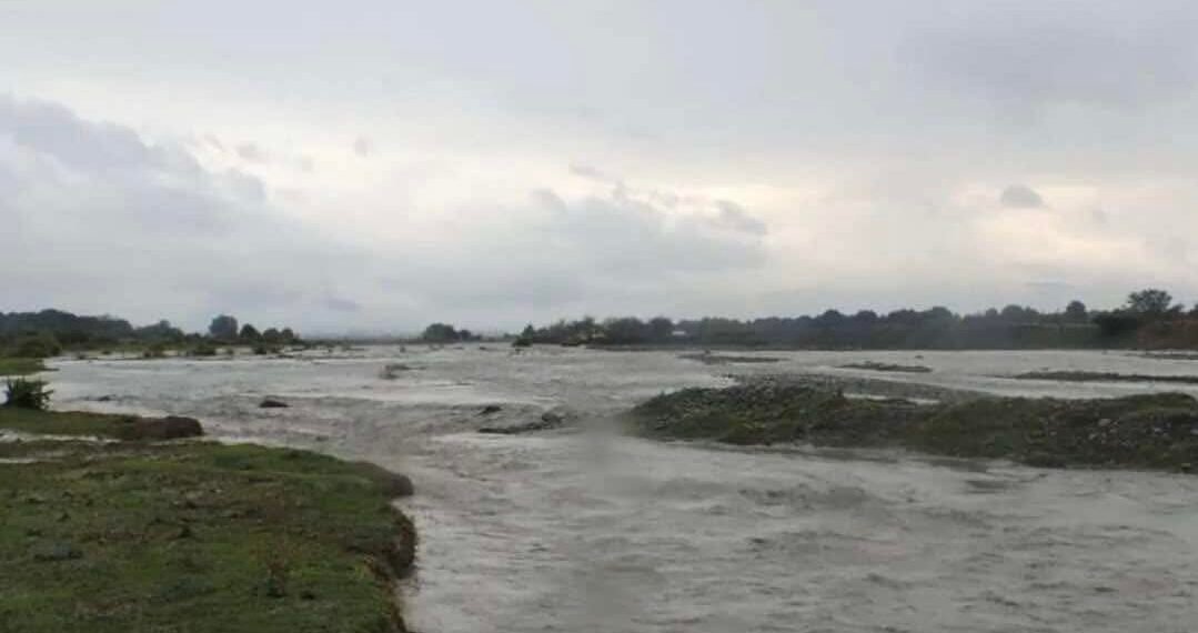 “ადიდებულმა მდინარემ წაიღო გზის სავალი ნაწილი…” – იზღუდება ყველა სახის ავტოტრანსპორტის მოძრაობა