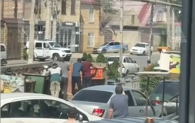 პოლიციის ეკიპაჟზე თავდასხმა 4 მებრძოლმა განახორციელა, დაჭრილია არასრულწლოვანი გოგო – რა ხდება მაჰაჩყალაში