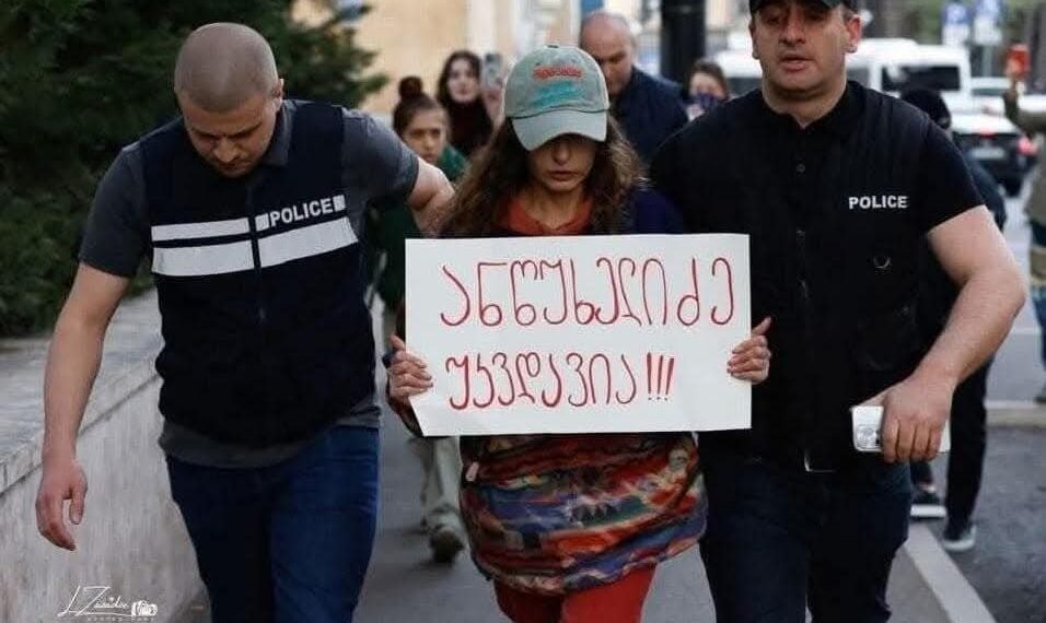აქტივისტი პლაკატით „ანწუხელიძე უკვდავია“ 5000 ლარით დააჯარიმეს