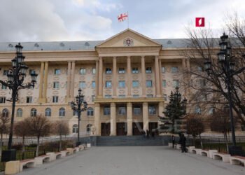 დაწერილი განცხადებები და შეწყვეტილი კავშირი – სასამართლოში ჟურნალისტებს არ უშვებენ