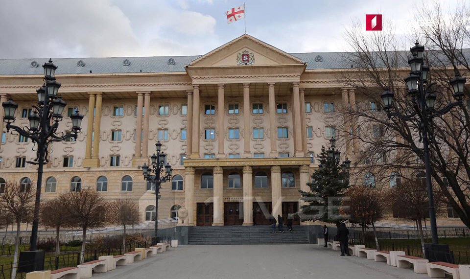 დაწერილი განცხადებები და შეწყვეტილი კავშირი – სასამართლოში ჟურნალისტებს არ უშვებენ