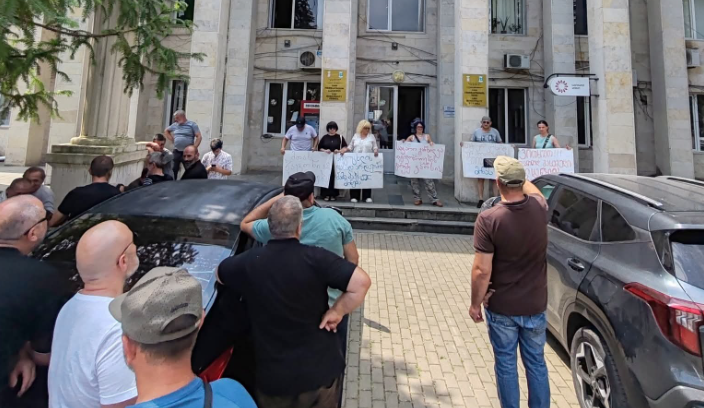 “ტყე არის ხალხის, არა ერთი კაცის” – ვანის მერიასთან აქცია იმართება