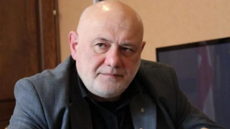 “რუსები აქ, როგორც მშვიდობისმყოფელები შემოვიდნენ და მადლობა ღმერთს, რომ შემოვიდნენ, ვინაიდან, მიშას ხულიგნები მთელ ქალაქს ძარცვავდნენ”- დავით რაზმაძემ გამოცემა The New York Times-თან