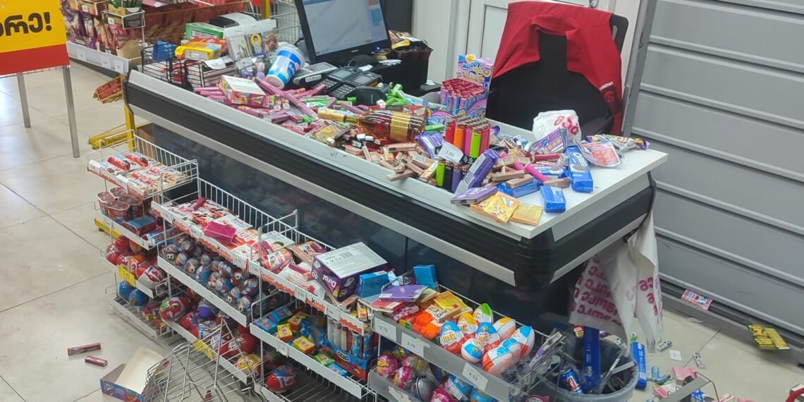 “ჩემს თვალწინ ოთხი არასრულწლოვანი გოგო კლავდა მოლარეს და კონსულტანტს”-რას წერენ სოციალურ ქსელში