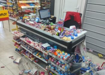 “ჩემს თვალწინ ოთხი არასრულწლოვანი გოგო კლავდა მოლარეს და კონსულტანტს”-რას წერენ სოციალურ ქსელში