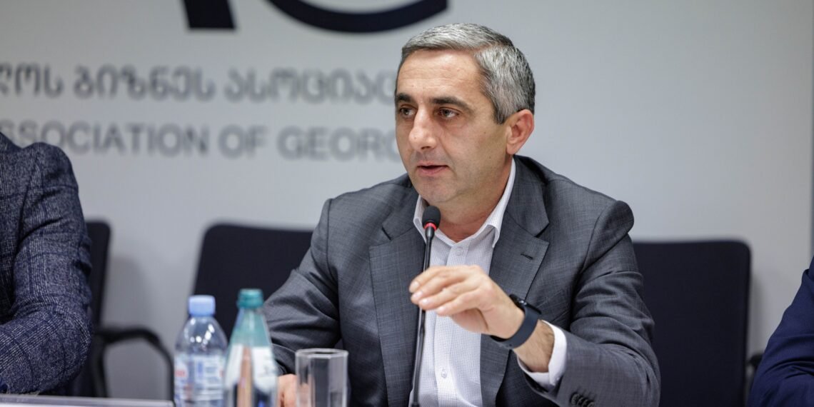 სასმელების უკანონოდ დამზადების საქმესთან დაკავშირებით, შემოსავლების სამსახურის უფროსის ყოფილი მოადგილის, ვლადიმერ ხუნდაძის მიმართ სისხლისსამართლებრივი დევნა დაიწყო