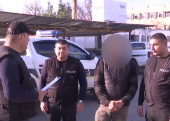 მამაკაცმა მეზობლად მცხოვრები ინდოეთის მოქალაქე დაჭრა