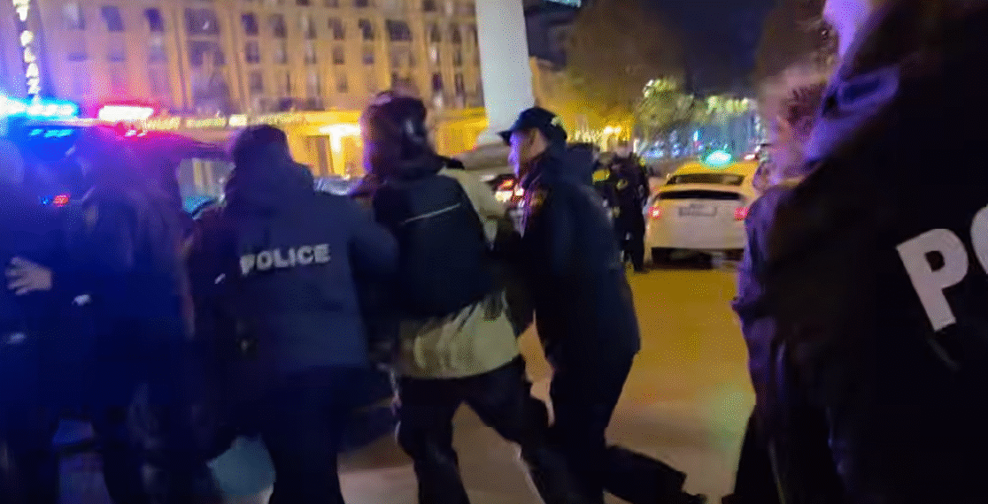 სამართალდამცავებმა საპროტესტო მარშის რამდენიმე მონაწილე დააკავეს