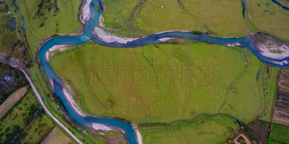 “Megobari act” – აქტივისტებმა ანაკლიასთან მასშტაბური წარწერა გამოსახეს