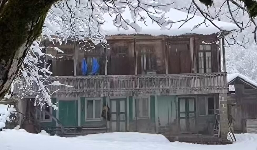 არ იწმინდება გზები, მესამე დღეა კინჩხას ელექტროენერგია არ მიეწოდება