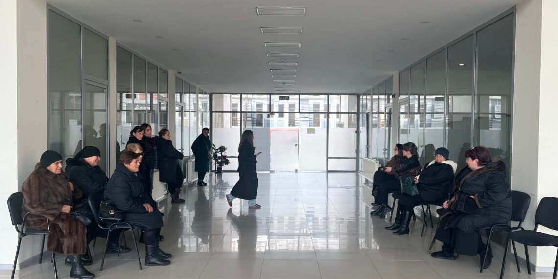 ბალდელი დედები სამეგრელოს გუბერნატორთან შესახვედრად ჩავიდნენ, თუმცა 1 საათია უშედეგოდ იცდიან