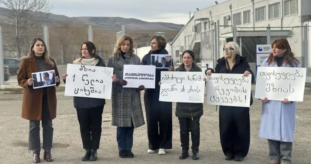 მზია ამაღლობელის სოლიდარობის ნიშნად ქალი პოლიტიკოსები რუსთავის ქალთა კოლონიასთან შეიკრიბნენ