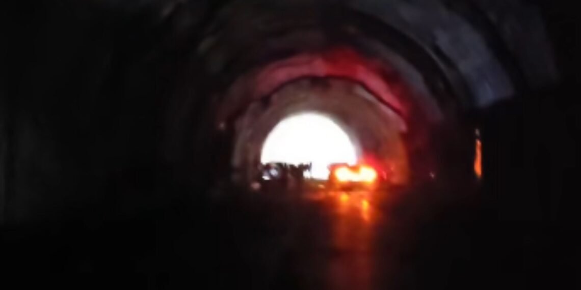 “2 დღეა 200 კაცამდე ვართ ჩარჩენილი გვირაბში” – სოციალურ ქსელში მესტიაში არსებულ მდგომარეობაზე წერენ