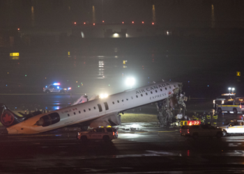 ნიუ-იორკის აეროპორტში თვითმფრინავი მანქანას შეეჯახა