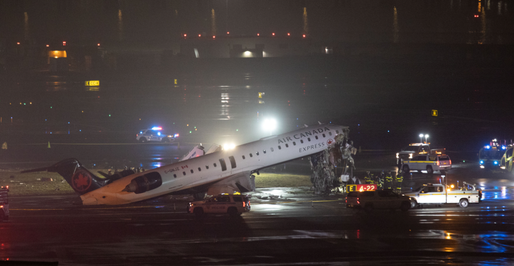 ნიუ-იორკის აეროპორტში თვითმფრინავი მანქანას შეეჯახა