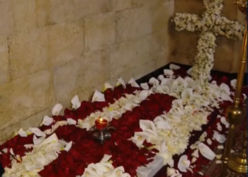 მოქალაქეები სიონის ტაძარში ილია მეორის საფლავზე დილიდან მიდიან