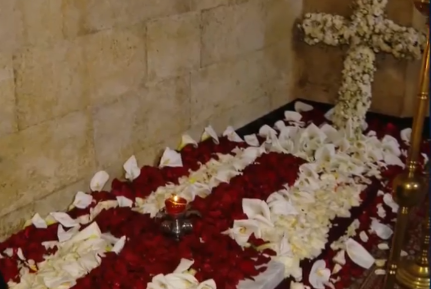 მოქალაქეები სიონის ტაძარში ილია მეორის საფლავზე დილიდან მიდიან