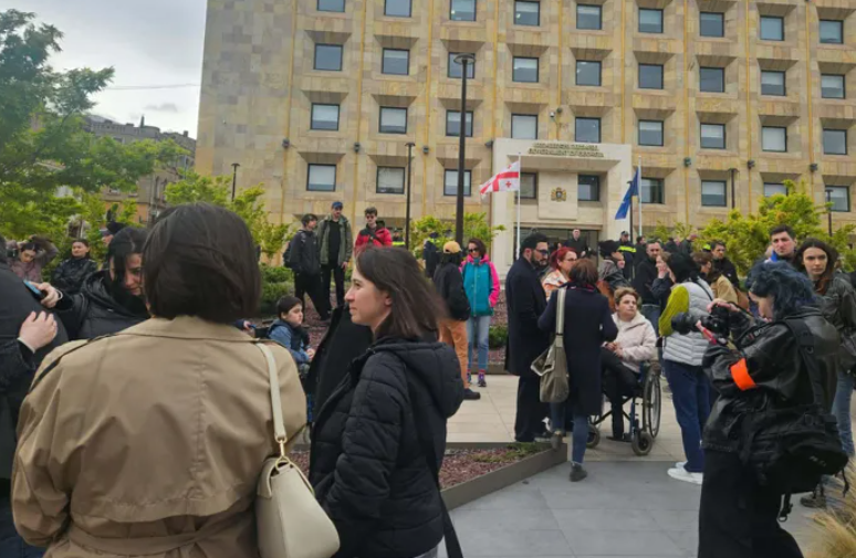 დიუშენით დაავადებული ბავშვების მშობლები მთავრობის ადმინისტრაციასთან  საპროტესტო აქციას მართავენ