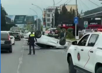 თბილისში,აღმაშენებლის ხეივანზე მანქანა ამობრუნდა