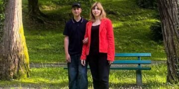 “დამეხმარეთ, მკვლელები გვემუქრებიან… ჩემი შვილის მკვლელები” წერს სოციალურ ქსელში გარდაცვლილი 13 წლის ბიჭის დედა
