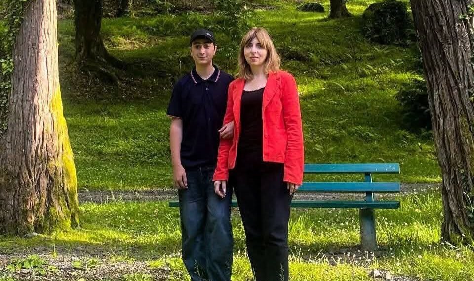 “დამეხმარეთ, მკვლელები გვემუქრებიან… ჩემი შვილის მკვლელები” წერს სოციალურ ქსელში გარდაცვლილი 13 წლის ბიჭის დედა