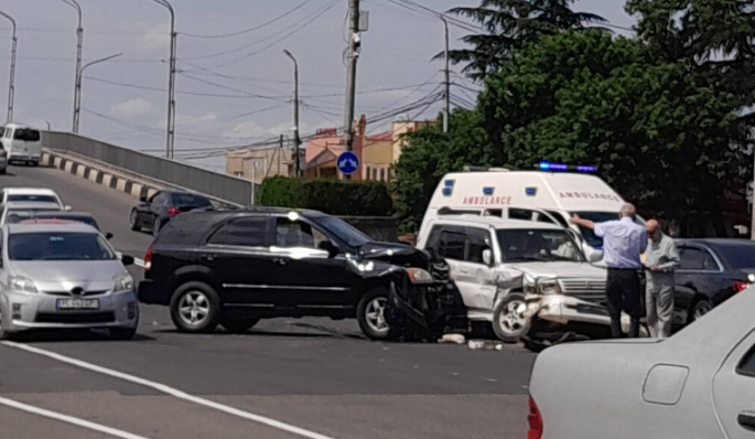 ქუთაისში სამტრედიის ხიდთან ავარია მოხდა