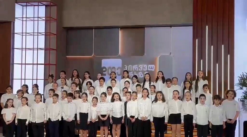 სიმღერის დროს პირდაპირ ეთერში ბავშვი დაეცა – რას აცხადებს სიმღერის აკადემია