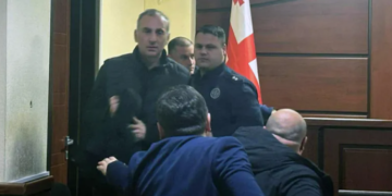 ალეკო ელისაშვილი  სხდომიდან კვლავ გააძევა, მისი რეპლიკების შემდეგ დარბაზში ოვაციების გამო კი სხდომა დახურა