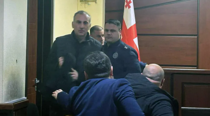 ალეკო ელისაშვილი სხდომიდან კვლავ გააძევა, მისი რეპლიკების შემდეგ დარბაზში ოვაციების გამო კი სხდომა დახურა