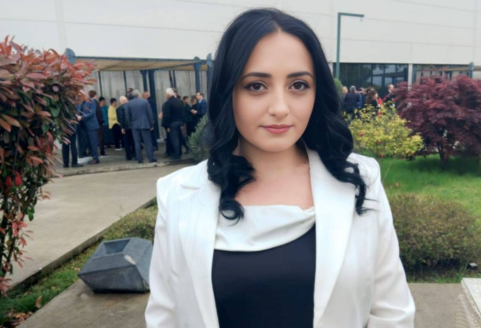“რუხის ხიდზე ჩემი გოგოს უსულო სხეული უკანასკნელ გზაზე გავაცილეთ, ყველაფერი მეორდება, სიცოცხლის გარდა” – სამეგრელოში ახალაგაზრდა ქალს გლოვობენ