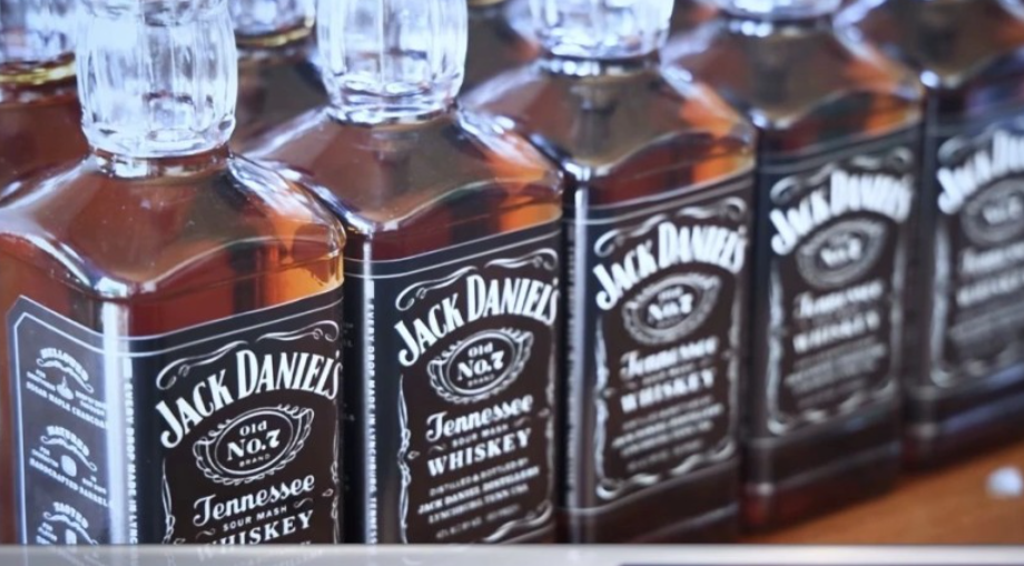 „Jack Daniel’s“-ის სასაქონლო ნიშნით განსაკუთრებით დიდი ოდენობით ყალბ ალკოჰოლურ სასმელს ამზადებდნენ – დაკავებულია 2 პირი
