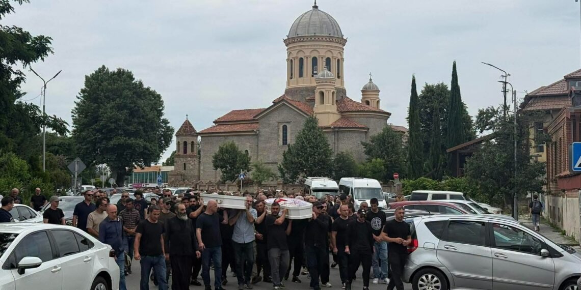 გორში ავარიის დროს დაღუპულ დედა-შვილის დაკრძალვის ცერემონია მიმდინარეობს
