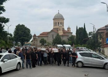 გორში ავარიის დროს დაღუპულ დედა-შვილის დაკრძალვის ცერემონია მიმდინარეობს