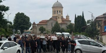 გორში ავარიის დროს დაღუპულ დედა-შვილის დაკრძალვის ცერემონია მიმდინარეობს