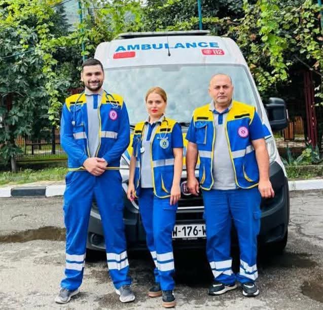 სასწრაფოს საცხოვრებელი სახლის ეზოში შუახნის მამაკაცი მიწაზე უგონოდ დახვდა